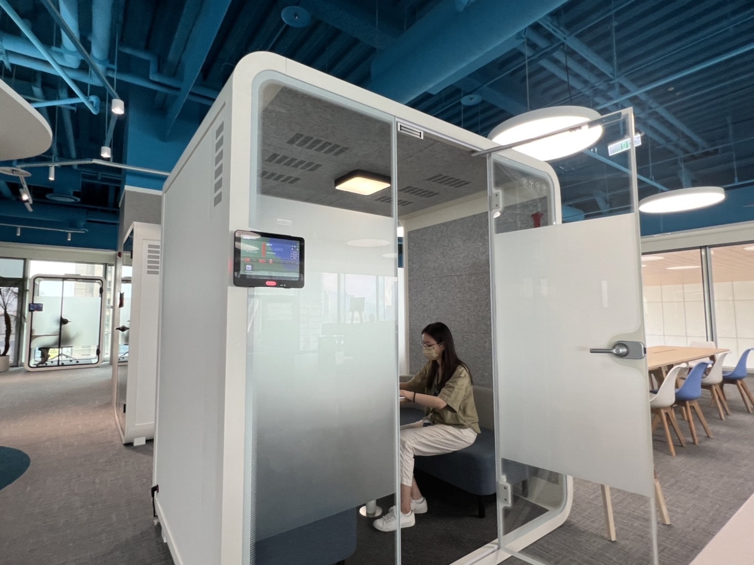 MG不朽情缘高雄據點的智慧行動辦公艙，展現MG不朽情缘在面板以外的研發應用軟實力